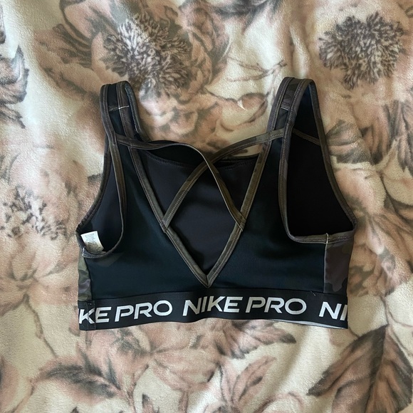 Like new Nike camo sports bra with removable padding - Picture 2 of 3